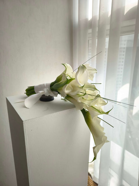 Calla Ara – Cascading Calla Lily Bridal Bouquet (Arm Style)